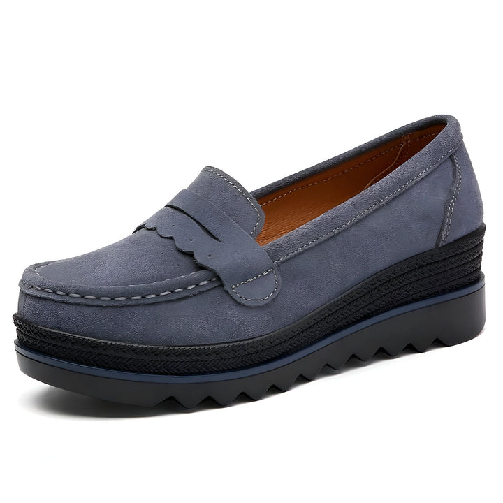 Mocassin compensé en daim bleu ardoise avec empeigne classique et semelle crantée. Chaussure confortable et élégante pour femme., 45286944047285,45286944080053,45286944112821,45286944145589,45286944178357,45286944211125,45286944243893,45286944276661,45286944309429,45286944342197,45286944374965,45286944407733,45286944440501,45286944473269,45286944506037,45286944538805,45286944571573,45286944604341,45286944637109,45286944669877,45286944702645,45286944735413,45286944768181,45286944800949,45286944833717,4