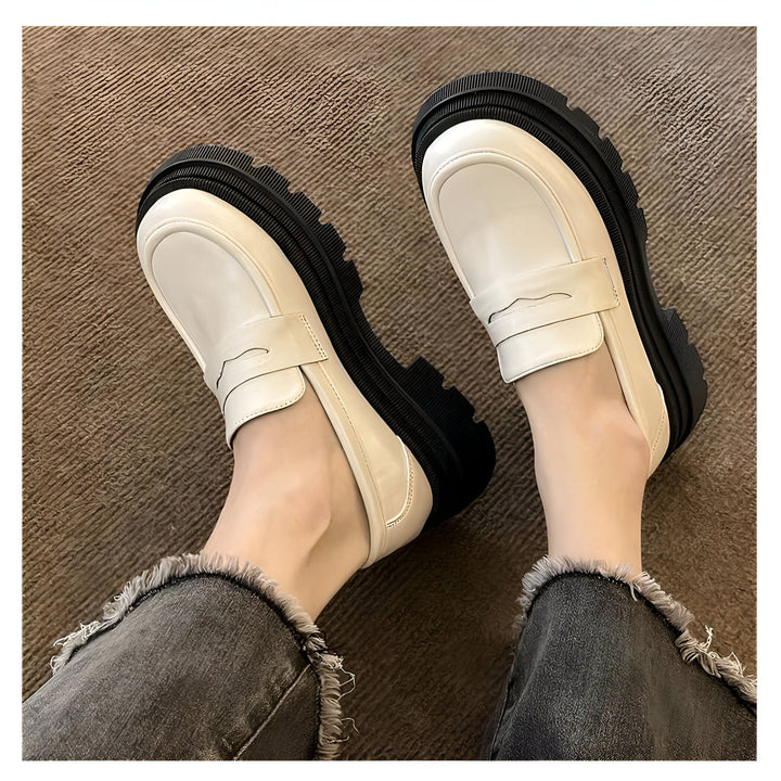 Vue plongeante sur des mocassins blancs vernis à semelle épaisse noire, portés avec un jean gris à bords effilochés. Style tendance et confortable., 45286864093365,45286864126133,45286864158901,45286864191669,45286864224437,45286864257205,45286864289973,45286864322741,45286864355509,45286864388277