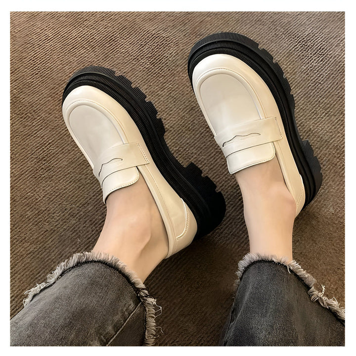 Vue de dessus de mocassins blancs à semelle compensée noire portés avec un jean gris. Chaussures tendance et confortables., 45286864093365,45286864126133,45286864158901,45286864191669,45286864224437,45286864257205,45286864289973,45286864322741,45286864355509,45286864388277