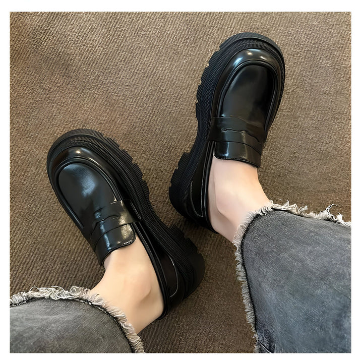 Vue rapprochée de mocassins noirs vernis portés avec un jean gris. Chaussures à semelles épaisses. Mode automne-hiver., 45286864093365,45286864126133,45286864158901,45286864191669,45286864224437,45286864257205,45286864289973,45286864322741,45286864355509,45286864388277