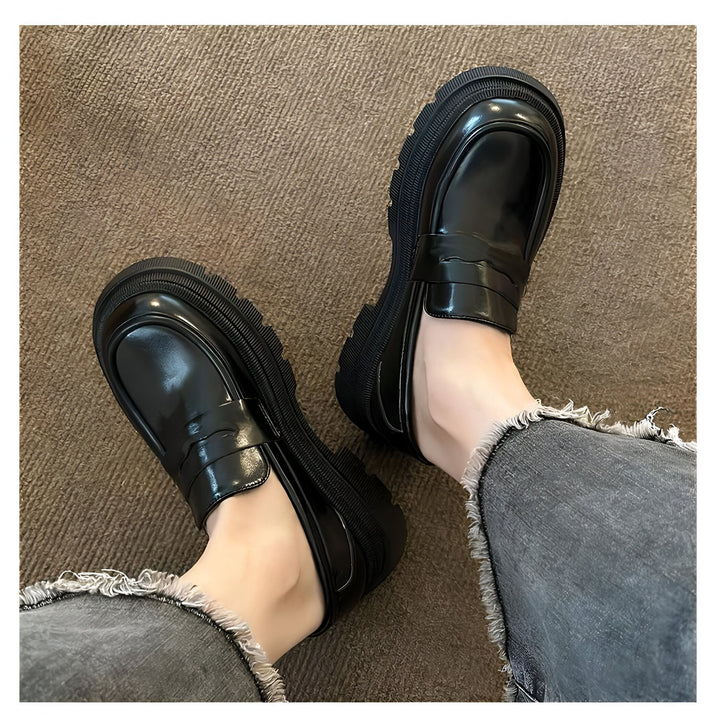 Vue de dessus de mocassins noirs vernis à semelles épaisses portés avec un jean gris délavé. Chaussures tendance et confortables., 45286864093365,45286864126133,45286864158901,45286864191669,45286864224437,45286864257205,45286864289973,45286864322741,45286864355509,45286864388277