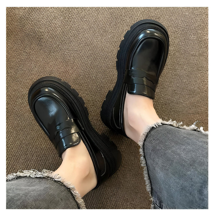 Vue rapprochée de chaussures mocassins noires vernies à semelles épaisses portées avec un jean gris délavé. Chaussures tendance pour un look décontracté., 45286864093365,45286864126133,45286864158901,45286864191669,45286864224437,45286864257205,45286864289973,45286864322741,45286864355509,45286864388277