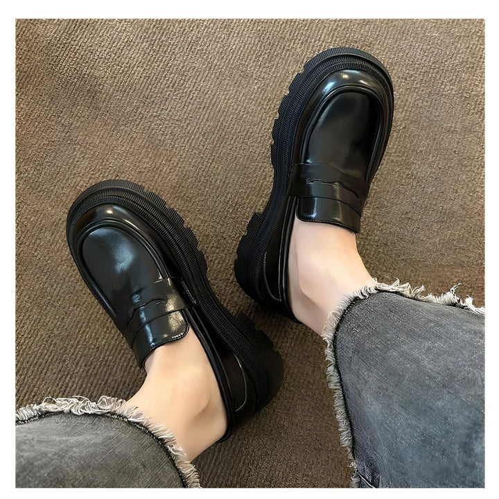 Vue rapprochée de chaussures mocassins noires à semelles compensées, portées avec un jean gris délavé. Chaussures mode, confortables et élégantes., 45286864093365,45286864126133,45286864158901,45286864191669,45286864224437,45286864257205,45286864289973,45286864322741,45286864355509,45286864388277