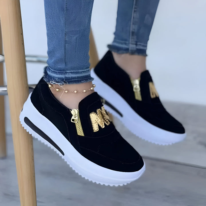 Chaussures décontractées noires à semelles blanches épaisses, avec une fermeture éclair dorée et un logo décoratif. Portées avec un jean bleu et une chaîne de cheville dorée., 45286880313525,45286880346293,45286880379061,45286880411829,45286880444597,45286880477365,45286880510133,45286880542901,45286880575669,45286880608437,45286880641205,45286880673973,45286880706741,45286880739509,45286880772277,45286880805045,45286880837813,45286880870581,45286880903349,45286880936117,45286880968885,452868810