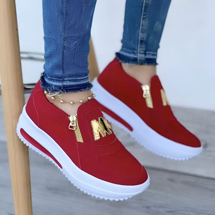 Chaussures de sport rouges à semelles blanches compensées, décorées d'une fermeture éclair dorée et d'un "M" doré, portées avec un jean. Style décontracté et tendance., 45286880313525,45286880346293,45286880379061,45286880411829,45286880444597,45286880477365,45286880510133,45286880542901,45286880575669,45286880608437,45286880641205,45286880673973,45286880706741,45286880739509,45286880772277,45286880805045,45286880837813,45286880870581,45286880903349,45286880936117,45286880968885,45286881001653,4