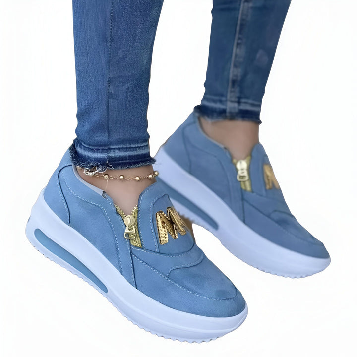 Image de chaussures de sport bleues avec fermeture éclair dorée et semelles blanches épaisses, portées avec un jean. Idéal pour un look décontracté et confortable., 45286880313525,45286880346293,45286880379061,45286880411829,45286880444597,45286880477365,45286880510133,45286880542901,45286880575669,45286880608437,45286880641205,45286880673973,45286880706741,45286880739509,45286880772277,45286880805045,45286880837813,45286880870581,45286880903349,45286880936117,45286880968885,45286881001653,45286881