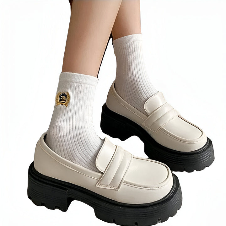 Chaussures mocassins blanches à semelles épaisses noires, portées avec des chaussettes blanches mi-mollet avec un écusson brodé doré. Chaussures de mode tendance., 45286719422645,45286719455413,45286719488181,45286719520949,45286719553717,45286719586485,45286719619253,45286719652021,45286719684789,45286719717557