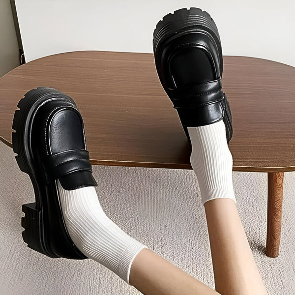 Vue de dessus de mocassins noirs à semelle épaisse portés avec des chaussettes blanches côtelées., 45286719422645,45286719455413,45286719488181,45286719520949,45286719553717,45286719586485,45286719619253,45286719652021,45286719684789,45286719717557