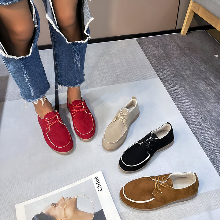 Présentation de chaussures décontractées pour femmes : mocassins en daim rouge, beige, noir et marron avec doublure en fourrure. Portées avec un jean décontracté, elles offrent un style confortable et tendance., 45287089832117,45287089864885,45287089897653,45287089930421,45287089963189,45287089995957,45287090028725,45287090061493,45287090094261,45287090127029,45287090159797,45287090192565,45287090225333,45287090258101,45287090290869,45287090323637,45287090356405,45287090389173,45287090421941,4528709