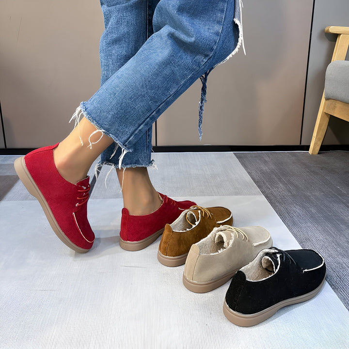 Chaussures plates en daim de différentes couleurs (rouge, marron, beige, noir) présentées avec un jean bleu décontracté. Chaussures confortables et tendance pour femmes., 45287089832117,45287089864885,45287089897653,45287089930421,45287089963189,45287089995957,45287090028725,45287090061493,45287090094261,45287090127029,45287090159797,45287090192565,45287090225333,45287090258101,45287090290869,45287090323637,45287090356405,45287090389173,45287090421941,45287090454709,45287090487477,45287090520245,4528