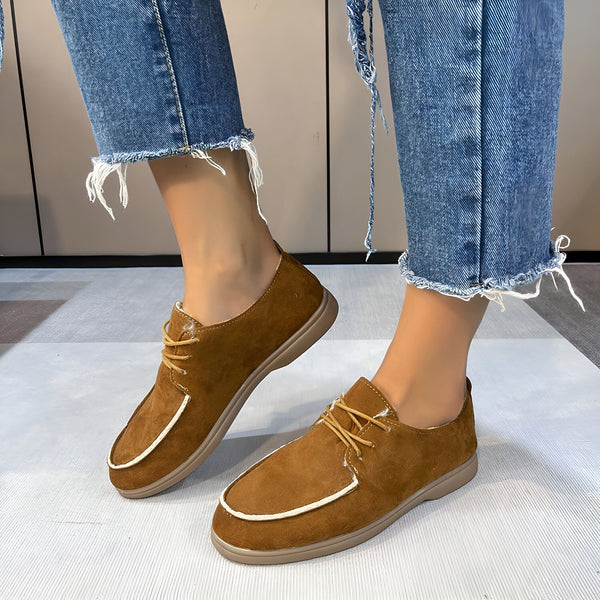 Gros plan sur une femme portant des chaussures de ville marron en daim avec des lacets et un jean décontracté à ourlet effiloché. Idéal pour un look confortable et tendance., 45287089832117,45287089864885,45287089897653,45287089930421,45287089963189,45287089995957,45287090028725,45287090061493,45287090094261,45287090127029,45287090159797,45287090192565,45287090225333,45287090258101,45287090290869,45287090323637,45287090356405,45287090389173,45287090421941,45287090454709,45287090487477,45287090520245,