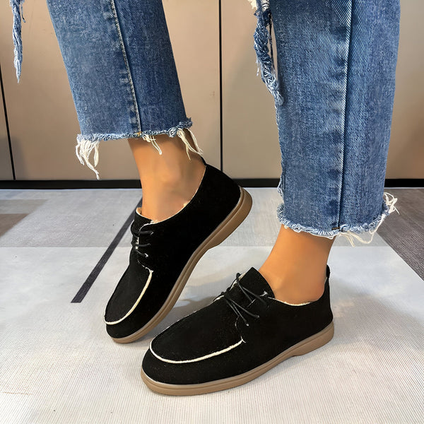 Chaussures basses noires en daim avec lacets, portées avec un jean décontracté à ourlet effiloché, sur un tapis gris., 45287089832117,45287089864885,45287089897653,45287089930421,45287089963189,45287089995957,45287090028725,45287090061493,45287090094261,45287090127029,45287090159797,45287090192565,45287090225333,45287090258101,45287090290869,45287090323637,45287090356405,45287090389173,45287090421941,45287090454709,45287090487477,45287090520245,45287090553013,45287090585781,45287090618549,45287090651