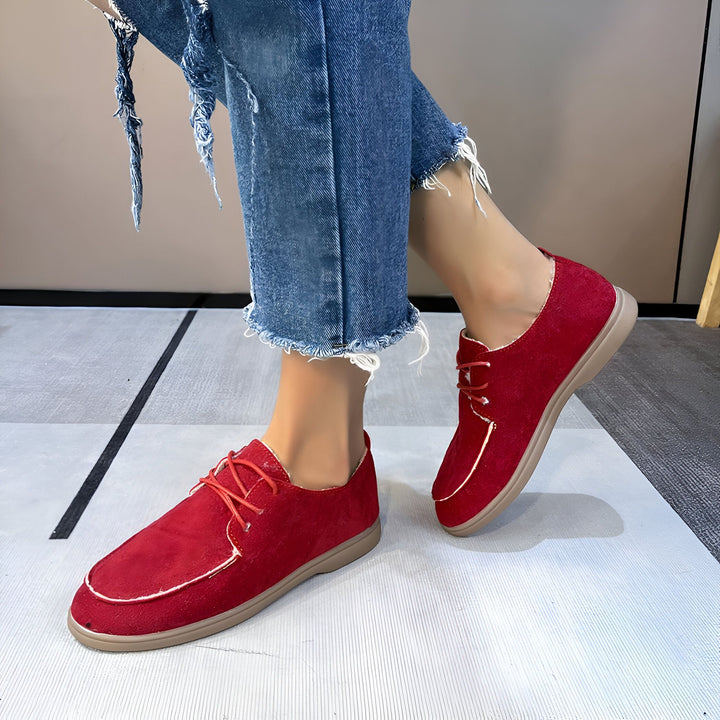 Personne portant des chaussures plates rouges en daim à lacets avec un jean découpé bleu. Chaussures confortables pour femmes. Mode décontractée., 45287089832117,45287089864885,45287089897653,45287089930421,45287089963189,45287089995957,45287090028725,45287090061493,45287090094261,45287090127029,45287090159797,45287090192565,45287090225333,45287090258101,45287090290869,45287090323637,45287090356405,45287090389173,45287090421941,45287090454709,45287090487477,45287090520245,45287090553013,4528709058578