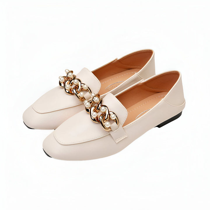 Mocassins pour femmes couleur crème. Détail d'une chaîne dorée avec des perles sur le dessus. Chaussures élégantes et confortables. Idéales pour un look chic décontracté., 45286862880949,45286862913717,45286862946485,45286862979253,45286863012021,45286863044789,45286863077557,45286863110325,45286863143093,45286863175861,45286863208629,45286863241397,45286863274165,45286863306933,45286863339701,45286863372469,45286863405237,45286863438005