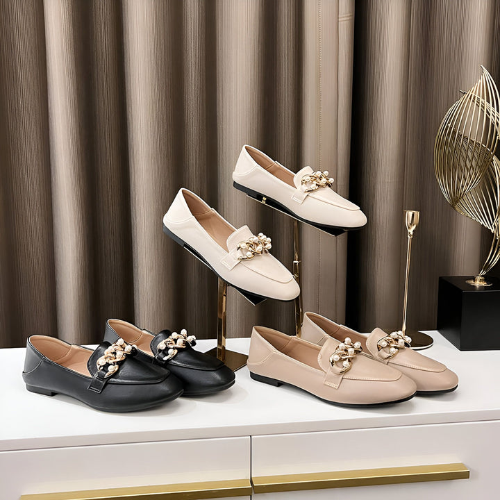 Mocassins élégants pour femmes en cuir noir, beige et blanc, présentés sur des supports dorés. Détail raffiné avec chaîne dorée et perles. Chaussures de ville confortables et chics., 45286862880949,45286862913717,45286862946485,45286862979253,45286863012021,45286863044789,45286863077557,45286863110325,45286863143093,45286863175861,45286863208629,45286863241397,45286863274165,45286863306933,45286863339701,45286863372469,45286863405237,45286863438005