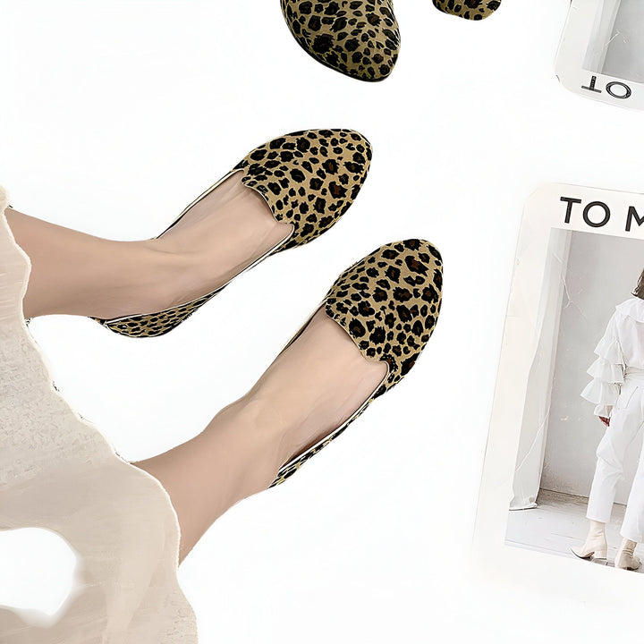 Chaussures plates à motif léopard portées par une femme. Style élégant et décontracté, parfait pour toutes les occasions. Mode féminine et tendance animale., 45287150485685,45287150518453,45287150551221,45287150583989,45287150616757,45287150649525,45287150682293,45287150715061,45287150747829