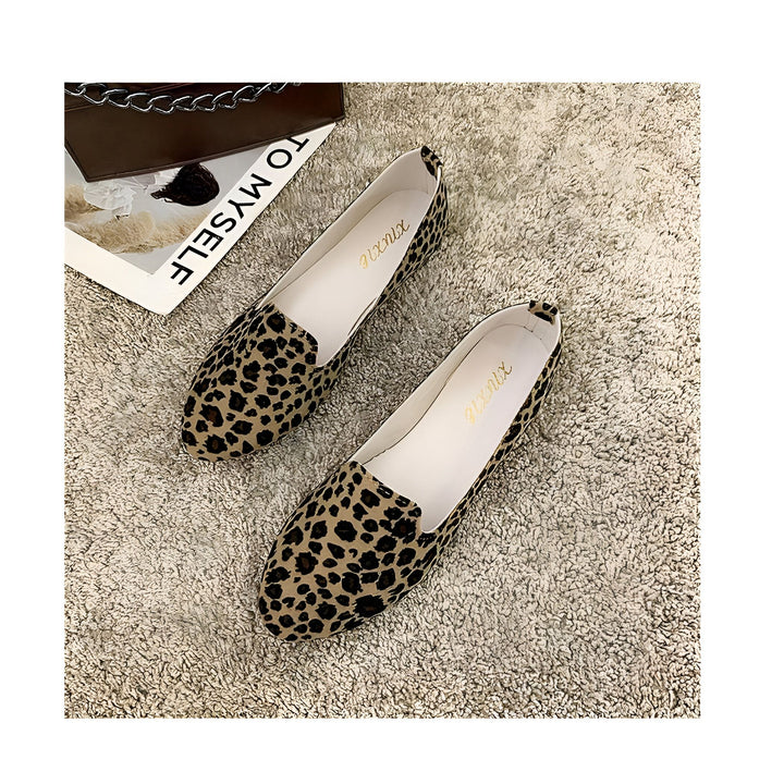 Deux ballerines à imprimé léopard sur un tapis beige. On peut aussi voir un sac à main et un magazine., 45287150485685,45287150518453,45287150551221,45287150583989,45287150616757,45287150649525,45287150682293,45287150715061,45287150747829