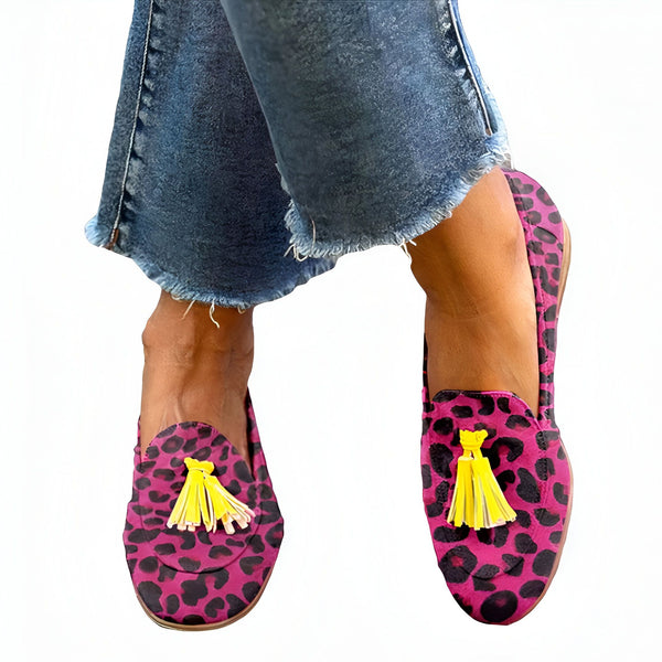 Personne portant des mocassins fuchsia à imprimé léopard et à glands jaunes, avec un jean bleu délavé. Style audacieux et décontracté., 45286827327669,45286827360437,45286827425973,45286827458741,45286827491509,45286827524277,45286827557045,45286827589813,45286827622581,45286827655349,45286827688117,45286827720885,45286827753653,45286827786421,45286827819189,45286827851957,45286827884725,45286827917493,45286827950261,45286827983029