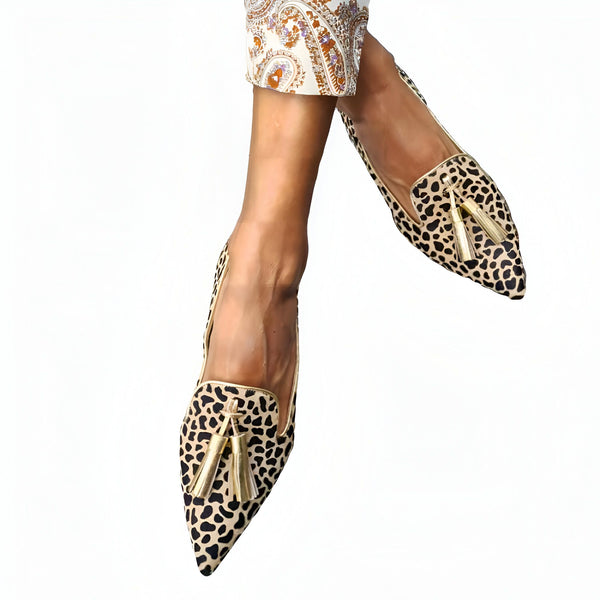 Image de pieds portant des mocassins à imprimé léopard avec des glands dorés. Pantalon blanc à motif cachemire visible. Chaussures pointues pour femmes, mode automne-hiver., 45286826475701,45286826508469,45286826541237,45286826574005,45286826606773,45286826639541,45286826672309,45286826705077,45286826737845,45286826770613,45286826803381,45286826836149,45286826868917,45286826901685,45286826934453,45286826967221,45286826999989,45286827032757,45286827065525,45286827098293