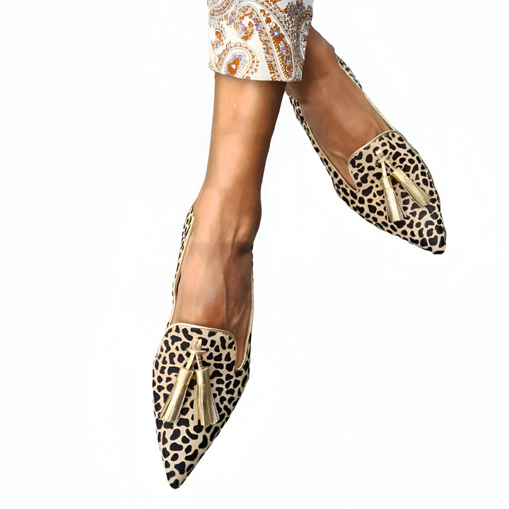 Image de pieds portant des mocassins à imprimé léopard avec des glands dorés. Pantalon blanc à motif cachemire visible. Chaussures pointues pour femmes, mode automne-hiver., 45286826475701,45286826508469,45286826541237,45286826574005,45286826606773,45286826639541,45286826672309,45286826705077,45286826737845,45286826770613,45286826803381,45286826836149,45286826868917,45286826901685,45286826934453,45286826967221,45286826999989,45286827032757,45286827065525,45286827098293