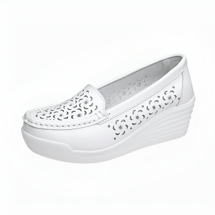 Mocassin compensé blanc en cuir avec motifs floraux ajourés. Chaussure femme élégante et confortable. Idéal pour le printemps et l'été., 45286893813941,45286893846709,45286893879477,45286893912245,45286893945013,45286893977781