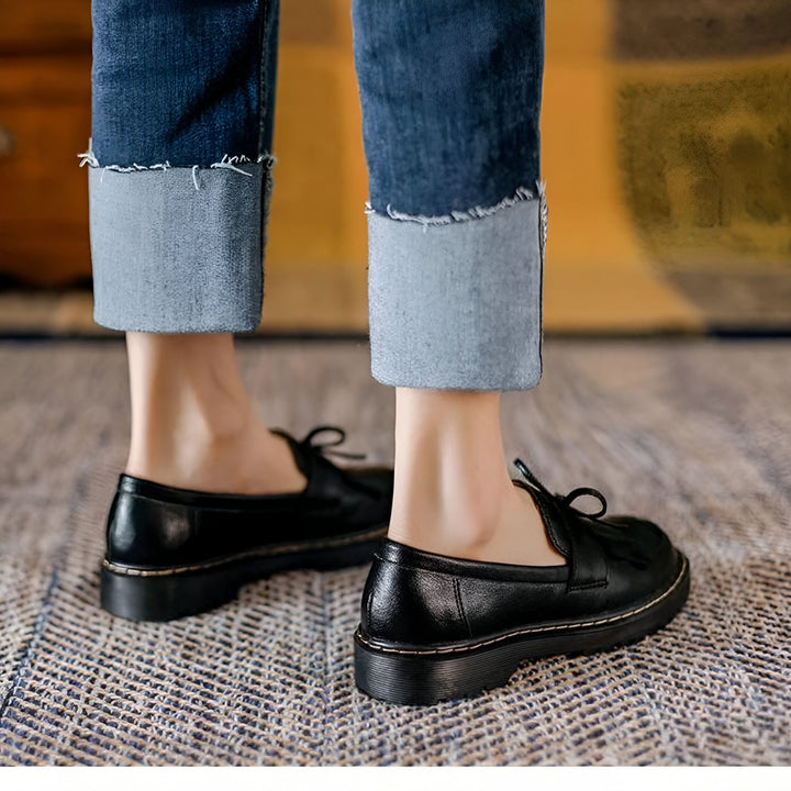 Personne portant un jean bleu décontracté et des chaussures basses noires élégantes. Détails de la tenue et du style., 45286718308533,45286718341301,45286718374069,45286718406837,45286718439605,45286718472373,45286718505141,45286718537909,45286718570677,45286718603445,45286718636213,45286718668981,45286718701749,45286718734517