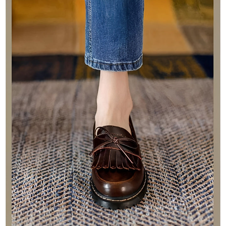 Mocassins marron à franges et nœud, portés avec un jean. Chaussures élégantes et confortables pour un look décontracté chic., 45286718308533,45286718341301,45286718374069,45286718406837,45286718439605,45286718472373,45286718505141,45286718537909,45286718570677,45286718603445,45286718636213,45286718668981,45286718701749,45286718734517