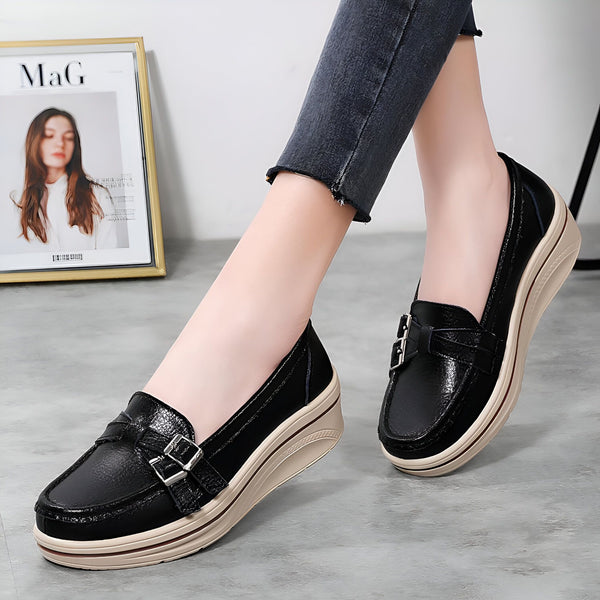 Gros plan de mocassins compensés noirs pour femme avec boucle décorative, portés avec un jean skinny. Style élégant et confortable., 45286971670709,45286971703477,45286971736245,45286971769013,45286971801781,45286971834549,45286971867317,45286971900085,45286971932853,45286971965621,45286971998389,45286972031157,45286972063925,45286972096693,45286972129461,45286972162229,45286972194997,45286972227765,45286972260533,45286972293301,45286972326069,45286972358837,45286972391605,45286972424373,452869724571
