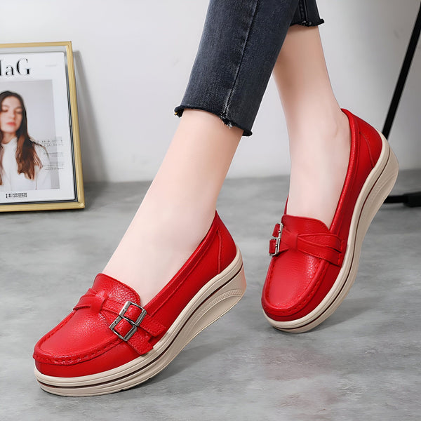 Gros plan sur des chaussures rouges à plateforme avec boucle portées par une femme. Style mocassin moderne et confortable. Mode féminine, chaussures élégantes., 45286971670709,45286971703477,45286971736245,45286971769013,45286971801781,45286971834549,45286971867317,45286971900085,45286971932853,45286971965621,45286971998389,45286972031157,45286972063925,45286972096693,45286972129461,45286972162229,45286972194997,45286972227765,45286972260533,45286972293301,45286972326069,45286972358837,45286972391605