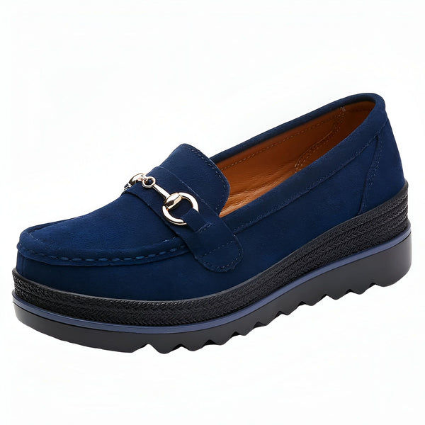 Mocassin bleu marine en daim avec semelle compensée noire. Chaussure décontractée avec bride décorative dorée., 45286967836853,45286967869621,45286967902389,45286967935157,45286967967925,45286968000693,45286968033461,45286968066229,45286968098997,45286968131765,45286968164533,45286968197301,45286968230069,45286968262837,45286968295605,45286968328373,45286968361141,45286968393909,45286968426677,45286968459445,45286968492213,45286968524981,45286968557749,45286968590517,45286968623285,45286968656053,452