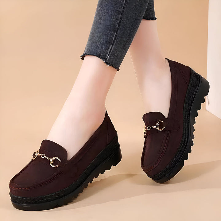 Gros plan de mocassins bordeaux avec détail doré, portés avec un jean. Chaussures confortables avec semelle compensée, parfaites pour un look décontracté et élégant., 45286967836853,45286967869621,45286967902389,45286967935157,45286967967925,45286968000693,45286968033461,45286968066229,45286968098997,45286968131765,45286968164533,45286968197301,45286968230069,45286968262837,45286968295605,45286968328373,45286968361141,45286968393909,45286968426677,45286968459445,45286968492213,45286968524981,45286