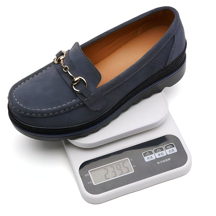 Mocassin bleu en daim sur une balance électronique de cuisine. L'intérieur de la chaussure est beige et l'ornement est doré., 45286967836853,45286967869621,45286967902389,45286967935157,45286967967925,45286968000693,45286968033461,45286968066229,45286968098997,45286968131765,45286968164533,45286968197301,45286968230069,45286968262837,45286968295605,45286968328373,45286968361141,45286968393909,45286968426677,45286968459445,45286968492213,45286968524981,45286968557749,45286968590517,45286968623285,452869