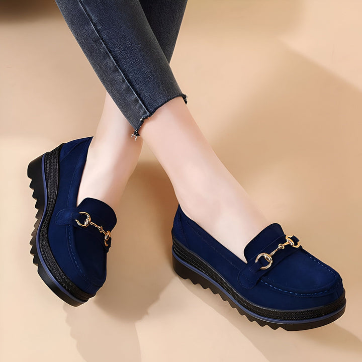 Mocassins compensés bleus en daim avec une boucle dorée. Chaussures élégantes et confortables, parfaites pour le quotidien. Mode femme., 45286967836853,45286967869621,45286967902389,45286967935157,45286967967925,45286968000693,45286968033461,45286968066229,45286968098997,45286968131765,45286968164533,45286968197301,45286968230069,45286968262837,45286968295605,45286968328373,45286968361141,45286968393909,45286968426677,45286968459445,45286968492213,45286968524981,45286968557749,45286968590517,452869686