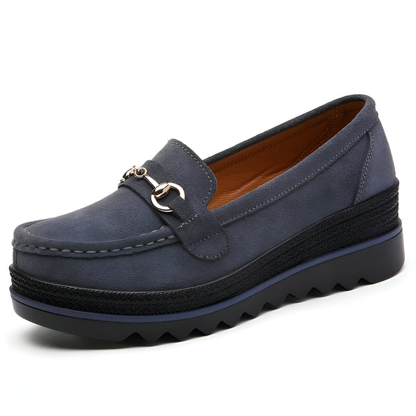 Mocassin bleu marine pour femme, avec semelle compensée noire et ornement doré. Chaussure confortable et élégante pour un look décontracté chic., 45286967836853,45286967869621,45286967902389,45286967935157,45286967967925,45286968000693,45286968033461,45286968066229,45286968098997,45286968131765,45286968164533,45286968197301,45286968230069,45286968262837,45286968295605,45286968328373,45286968361141,45286968393909,45286968426677,45286968459445,45286968492213,45286968524981,45286968557749,4528696859051