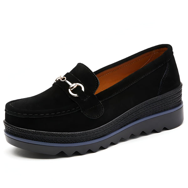 Mocassin noir en daim pour femme, avec boucle décorative dorée et semelle épaisse crantée. Chaussure confortable et élégante pour un look décontracté chic., 45286967836853,45286967869621,45286967902389,45286967935157,45286967967925,45286968000693,45286968033461,45286968066229,45286968098997,45286968131765,45286968164533,45286968197301,45286968230069,45286968262837,45286968295605,45286968328373,45286968361141,45286968393909,45286968426677,45286968459445,45286968492213,45286968524981,45286968557749,