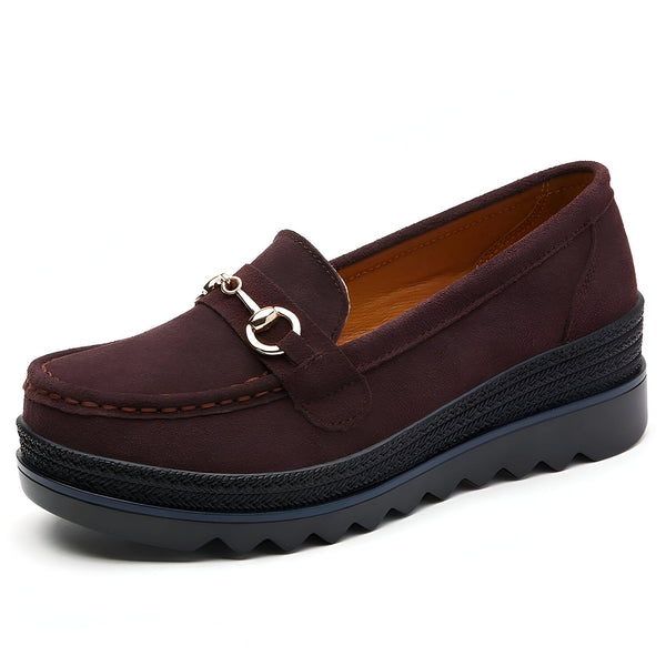 Mocassin marron en daim pour femme avec talon compensé noir et ornement métallique doré en forme de mors. Chaussure élégante et confortable., 45286967836853,45286967869621,45286967902389,45286967935157,45286967967925,45286968000693,45286968033461,45286968066229,45286968098997,45286968131765,45286968164533,45286968197301,45286968230069,45286968262837,45286968295605,45286968328373,45286968361141,45286968393909,45286968426677,45286968459445,45286968492213,45286968524981,45286968557749,45286968590517,452