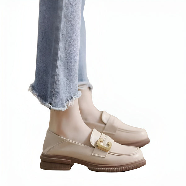 Gros plan de mocassins beiges avec boucle dorée portés avec un jean décontracté. Chaussures élégantes et confortables pour femmes. Mode automne-hiver., 45286718767285,45286718800053,45286718832821,45286718865589,45286718898357,45286718931125,45286718963893,45286718996661,45286719029429,45286719062197,45286719094965,45286719127733,45286719160501,45286719193269,45286719226037,45286719258805,45286719291573,45286719324341,45286719357109,45286719389877