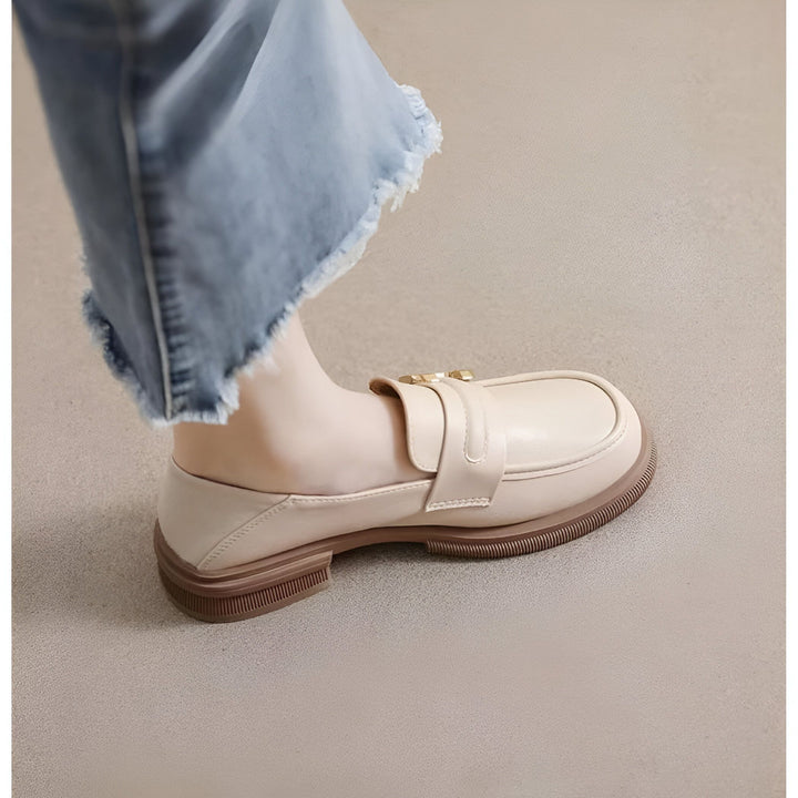 Gros plan sur un mocassin beige en cuir avec une boucle dorée porté par une femme en jean effiloché. Chaussure confortable et élégante, idéale pour une tenue décontractée chic., 45286718767285,45286718800053,45286718832821,45286718865589,45286718898357,45286718931125,45286718963893,45286718996661,45286719029429,45286719062197,45286719094965,45286719127733,45286719160501,45286719193269,45286719226037,45286719258805,45286719291573,45286719324341,45286719357109,45286719389877