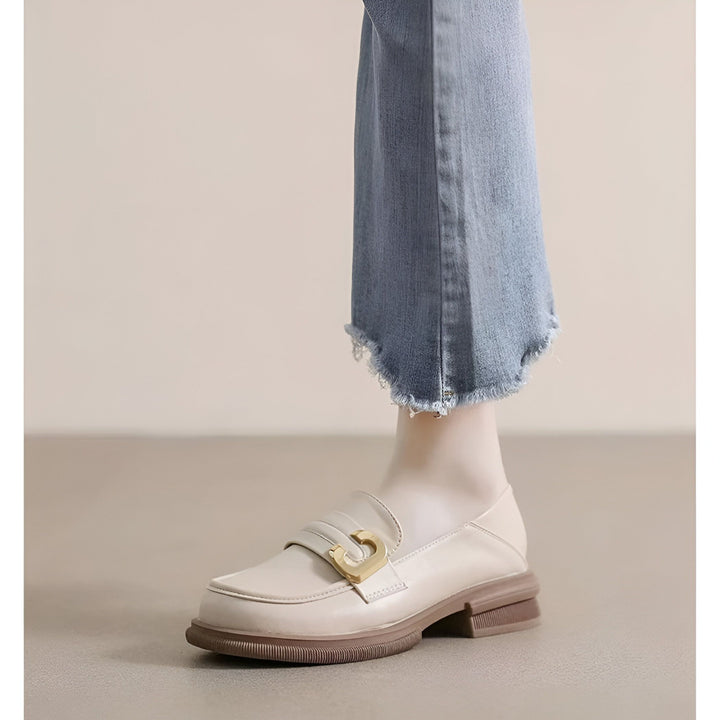 Gros plan sur une personne portant des mocassins beiges à boucle dorée et un jean cropped à ourlet effiloché. Chaussures élégantes et décontractées., 45286718767285,45286718800053,45286718832821,45286718865589,45286718898357,45286718931125,45286718963893,45286718996661,45286719029429,45286719062197,45286719094965,45286719127733,45286719160501,45286719193269,45286719226037,45286719258805,45286719291573,45286719324341,45286719357109,45286719389877