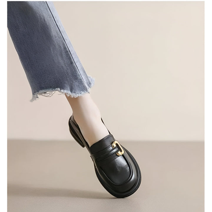 Mocassin noir élégant porté avec un jean décontracté. Chaussure en cuir avec détail doré. Mode et confort., 45286718767285,45286718800053,45286718832821,45286718865589,45286718898357,45286718931125,45286718963893,45286718996661,45286719029429,45286719062197,45286719094965,45286719127733,45286719160501,45286719193269,45286719226037,45286719258805,45286719291573,45286719324341,45286719357109,45286719389877