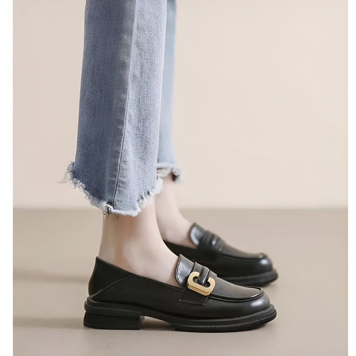 Gros plan de mocassins noirs pour femmes, portés avec un jean court et effiloché. Chaussures élégantes avec une boucle dorée. Idée de tenue décontractée et chic., 45286718767285,45286718800053,45286718832821,45286718865589,45286718898357,45286718931125,45286718963893,45286718996661,45286719029429,45286719062197,45286719094965,45286719127733,45286719160501,45286719193269,45286719226037,45286719258805,45286719291573,45286719324341,45286719357109,45286719389877