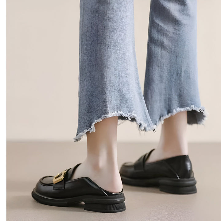 Mocassins noirs à détail doré, portés avec un jean évasé. Chaussures élégantes et confortables. Détail de la mode féminine., 45286718767285,45286718800053,45286718832821,45286718865589,45286718898357,45286718931125,45286718963893,45286718996661,45286719029429,45286719062197,45286719094965,45286719127733,45286719160501,45286719193269,45286719226037,45286719258805,45286719291573,45286719324341,45286719357109,45286719389877