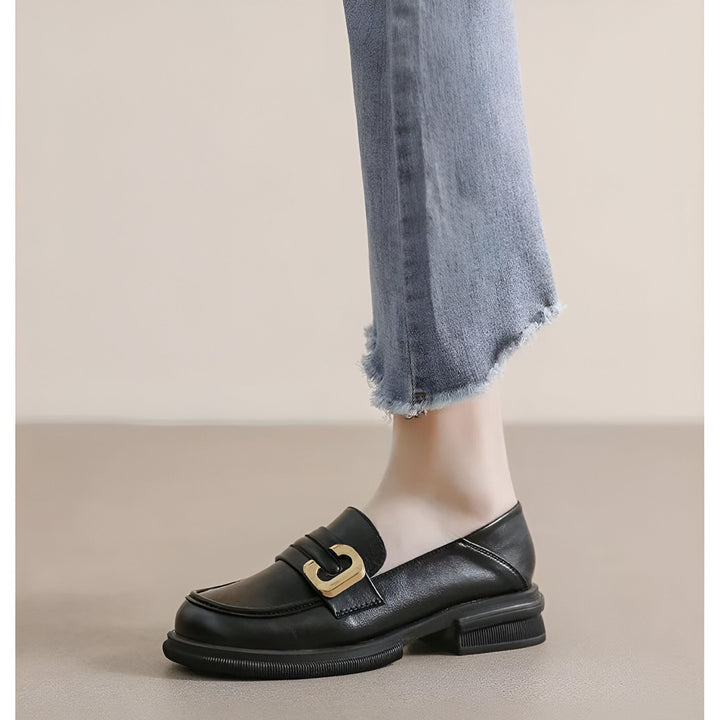 Mocassin noir en cuir avec boucle dorée porté avec un jean bleu. Chaussures élégantes et confortables., 45286718767285,45286718800053,45286718832821,45286718865589,45286718898357,45286718931125,45286718963893,45286718996661,45286719029429,45286719062197,45286719094965,45286719127733,45286719160501,45286719193269,45286719226037,45286719258805,45286719291573,45286719324341,45286719357109,45286719389877