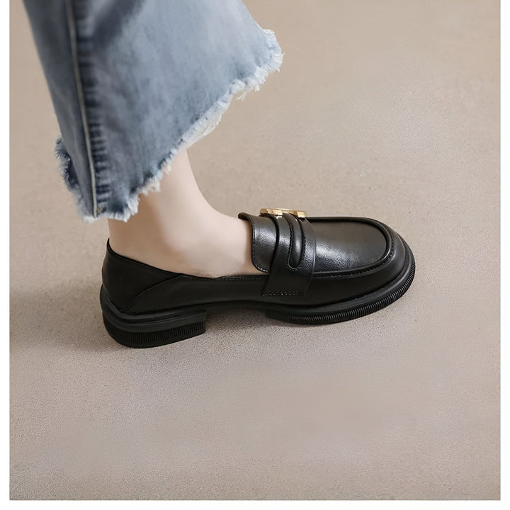 Gros plan d'un mocassin noir élégant porté avec un jean décontracté. Détail d'une boucle dorée. Chaussure en cuir à semelle épaisse. Mode et confort., 45286718767285,45286718800053,45286718832821,45286718865589,45286718898357,45286718931125,45286718963893,45286718996661,45286719029429,45286719062197,45286719094965,45286719127733,45286719160501,45286719193269,45286719226037,45286719258805,45286719291573,45286719324341,45286719357109,45286719389877