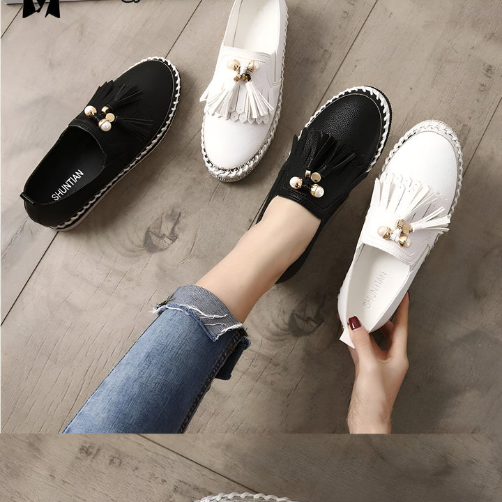 Image de chaussures plates SHUNTIAN noires et blanches avec glands décoratifs et perles. Idéales pour un look décontracté et élégant. Mode féminine, confort et style., 45286766313653,45286766346421,45286766379189,45286766411957,45286766444725,45286766477493,45286766510261,45286766543029,45286766575797,45286766608565,45286766641333,45286766674101