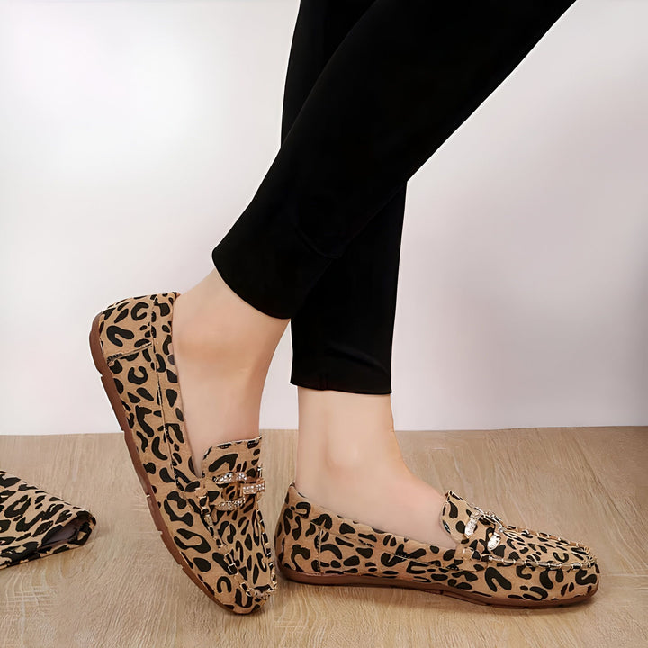 Mocassins léopard femme avec boucle ornée de strass, portés avec un legging noir. Chaussures décontractées à motif animal., 45287153434805,45287153467573,45287153500341,45287153533109,45287153565877,45287153598645,45287153631413,45287153664181,45287153696949,45287153729717,45287153762485,45287153795253,45287153828021,45287153860789