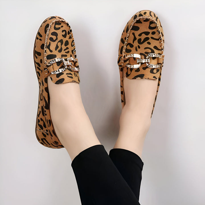 Mocassins femme à imprimé léopard avec boucle ornée de strass, portés avec un legging noir. Chaussures tendance et confortables pour un look élégant et décontracté., 45287153434805,45287153467573,45287153500341,45287153533109,45287153565877,45287153598645,45287153631413,45287153664181,45287153696949,45287153729717,45287153762485,45287153795253,45287153828021,45287153860789