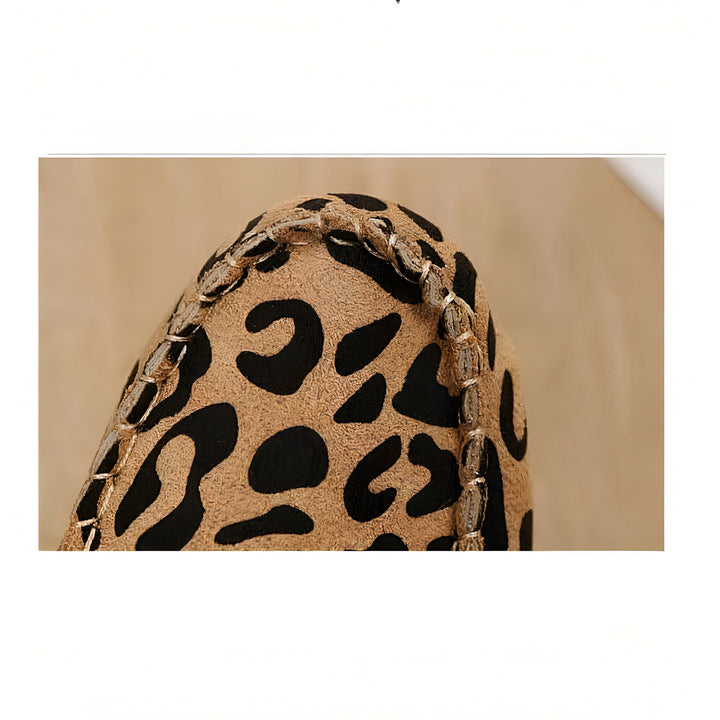 Gros plan d'un mocassin à imprimé léopard avec bordure tressée. Chaussure élégante et tendance., 45287153434805,45287153467573,45287153500341,45287153533109,45287153565877,45287153598645,45287153631413,45287153664181,45287153696949,45287153729717,45287153762485,45287153795253,45287153828021,45287153860789