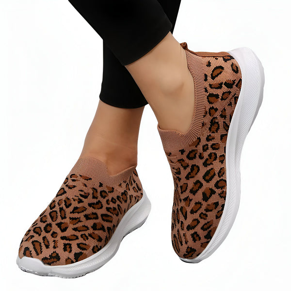 Femme portant des baskets slip-on à motif léopard marron avec semelle blanche. Chaussures décontractées et tendance., 45287151501493,45287151534261,45287151567029,45287151599797,45287151632565,45287151665333,45287151698101,45287151730869