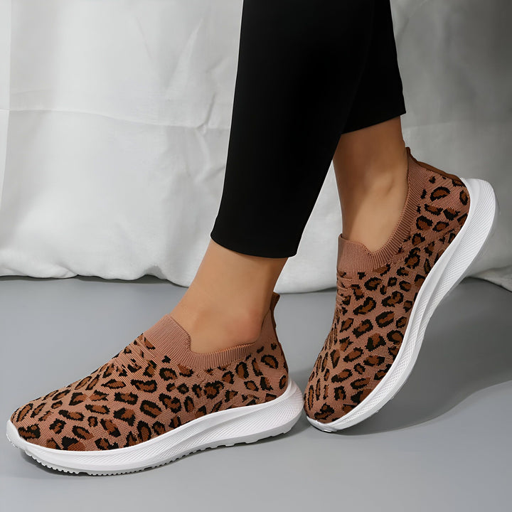 Gros plan sur des pieds portant des baskets marron à motif léopard et des leggings noirs., 45287151501493,45287151534261,45287151567029,45287151599797,45287151632565,45287151665333,45287151698101,45287151730869